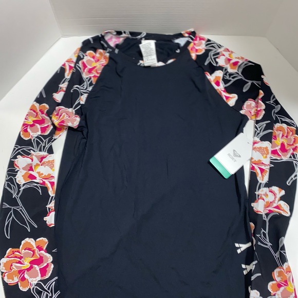 NWT Roxy Rashguard Long Sleeve  New - Picture 4 of 5